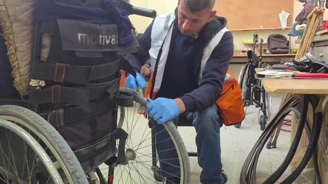 Engelli Bir Çalışanın İnsani Mücadelesi: Ramzi el-Ficm, Gazze'de Tekerlekli Sandalye Tamiriyle Hayatlara Dokunuyor